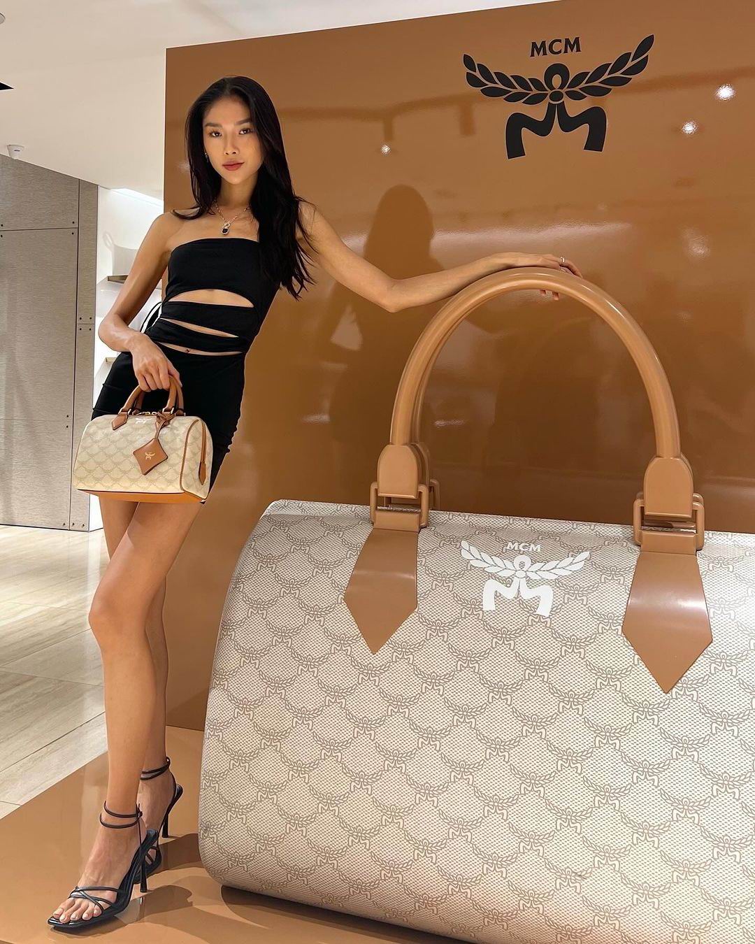 Maya Photo 4 – Height: 163 cm, Age: 24 year old, Weight: 52 kg, Hair Color: chestnut, Breast Size: 2, Price: 227 000 ₸
